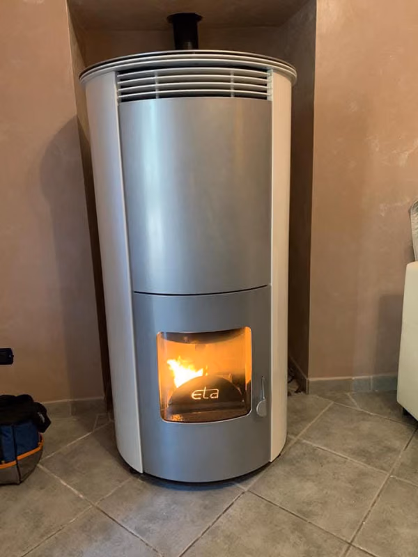 Apparecchio di riscaldamento installato a parete