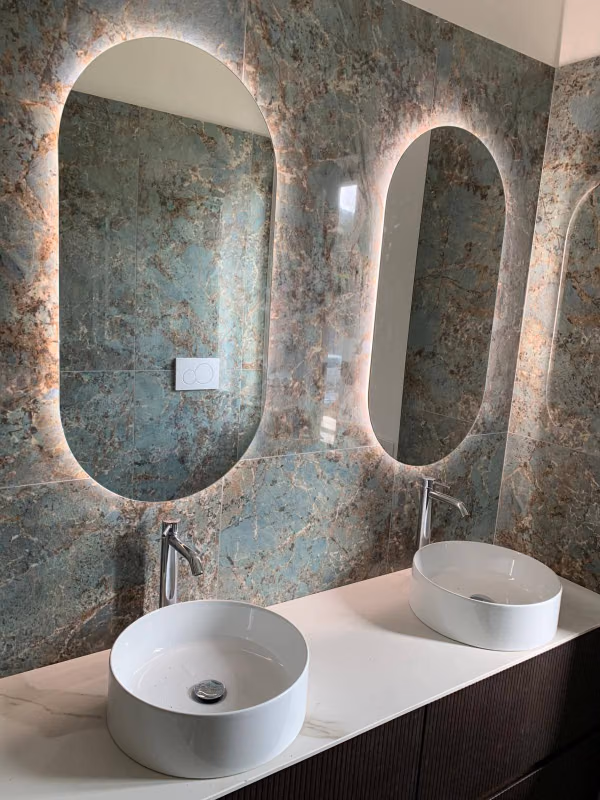 Bagno completato con lavabo, specchio e bidet